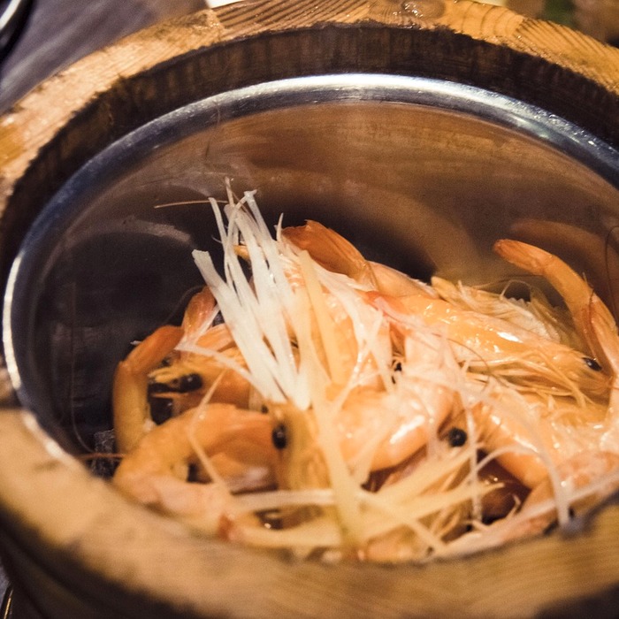 익힌 새우 준비